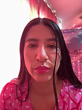 Snapshot of scarlethsb33 chatting on 11/04/25, 12:37 scarlethsb33 online show from 11/04/25, 12:37