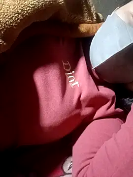 Snapshot of yoyo-mi chatting on 11/25/25, 03:28 yoyo-mi online show from 11/25/25, 03:28