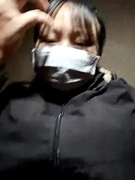 Snapshot of yoyo-mi chatting on 11/28/25, 01:52 yoyo-mi online show from 11/28/25, 01:52