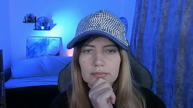 Snapshot of AleksaLaurent chatting on 12/14/25, 08:30 AleksaLaurent online show from 12/14/25, 08:30