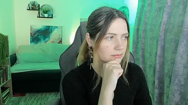 Snapshot of AleksaLaurent chatting on 12/18/25, 09:26 AleksaLaurent online show from 12/18/25, 09:26