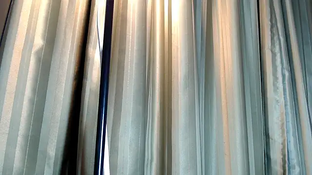 Snapshot of LIYXS chatting on 12/16/25, 02:27 LIYXS online show from 12/16/25, 02:27