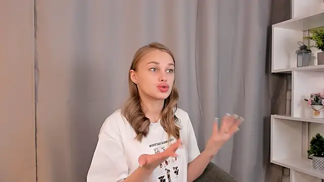 Snapshot of SlyviaCrapo chatting on 10/30/25, 09:22 SlyviaCrapo online show from 10/30/25, 09:22