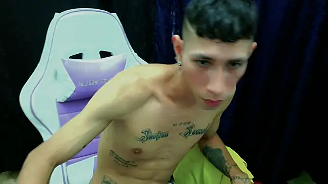 Snapshot of The_latin_boy chatting on 10/29/25, 07:37 The latin boy online show from 10/29/25, 07:37