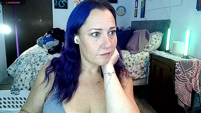 Snapshot of kristallic chatting on 12/15/25, 05:39 kristallic online show from 12/15/25, 05:39