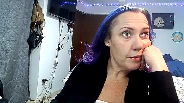 Snapshot of kristallic chatting on 12/17/25, 09:26 kristallic online show from 12/17/25, 09:26