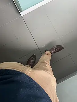 Snapshot of LeoBlaze13 chatting on 10/28/25, 08:11 LeoBlaze13 online show from 10/28/25, 08:11