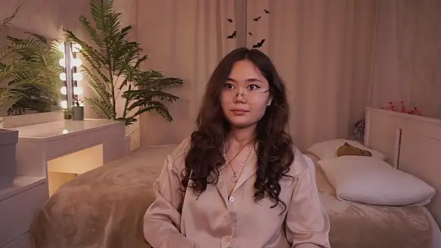 Snapshot of LeanoraBierod chatting on 10/30/25, 01:45 LeanoraBierod online show from 10/30/25, 01:45