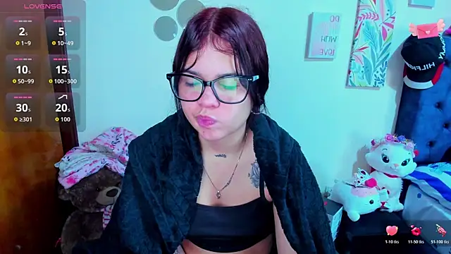 Snapshot of Emma_boo chatting on 11/07/25, 11:43 Emma boo online show from 11/07/25, 11:43