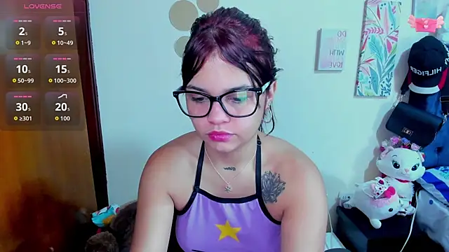 Snapshot of Emma_boo chatting on 11/11/25, 01:22 Emma boo online show from 11/11/25, 01:22