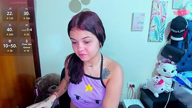 Snapshot of Emma_boo chatting on 11/12/25, 12:05 Emma boo online show from 11/12/25, 12:05