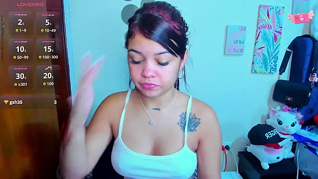 Snapshot of Emma_boo chatting on 11/15/25, 02:35 Emma boo online show from 11/15/25, 02:35