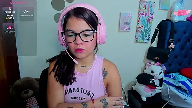 Snapshot of Emma_boo chatting on 11/17/25, 03:07 Emma boo online show from 11/17/25, 03:07