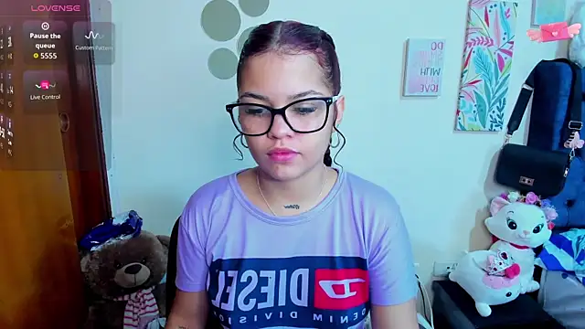 Snapshot of Emma_boo chatting on 11/18/25, 04:44 Emma boo online show from 11/18/25, 04:44