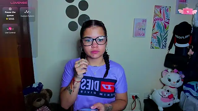 Snapshot of Emma_boo chatting on 11/19/25, 01:44 Emma boo online show from 11/19/25, 01:44