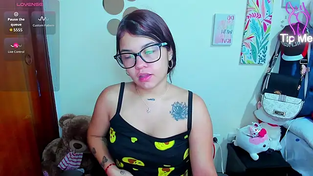 Snapshot of Emma_boo chatting on 12/02/25, 04:02 Emma boo online show from 12/02/25, 04:02