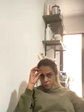 Snapshot of sabrinaneves chatting on 12/16/25, 06:35 sabrinaneves online show from 12/16/25, 06:35