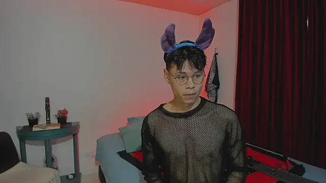 Snapshot of estmonnn chatting on 11/01/25, 12:23 estmonnn online show from 11/01/25, 12:23