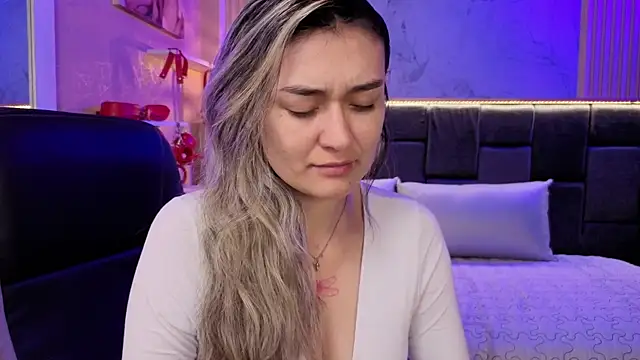 Snapshot of Im-Lola chatting on 11/21/25, 08:18 Im-Lola online show from 11/21/25, 08:18