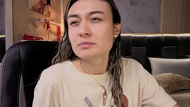 Snapshot of Im-Lola chatting on 11/29/25, 11:19 Im-Lola online show from 11/29/25, 11:19