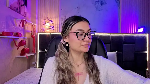 Snapshot of Im-Lola chatting on 12/20/25, 08:38 Im-Lola online show from 12/20/25, 08:38