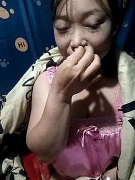 Snapshot of julybe chatting on 11/18/25, 03:27 julybe online show from 11/18/25, 03:27