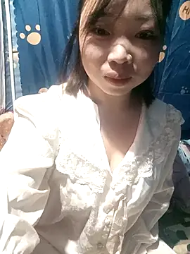 Snapshot of julybe chatting on 11/23/25, 01:00 julybe online show from 11/23/25, 01:00