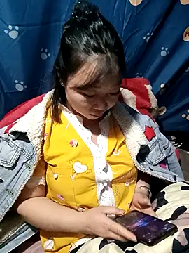 Snapshot of julybe chatting on 11/26/25, 02:07 julybe online show from 11/26/25, 02:07