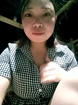 Snapshot of julybe chatting on 11/27/25, 12:40 julybe online show from 11/27/25, 12:40