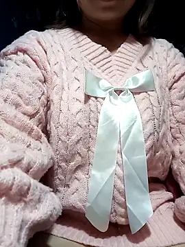 Snapshot of julybe chatting on 12/16/25, 02:11 julybe online show from 12/16/25, 02:11