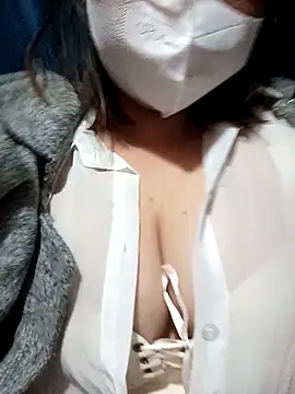 Snapshot of julybe chatting on 01/06/26, 12:03 julybe online show from 01/06/26, 12:03