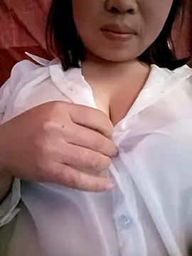 Snapshot of julybe chatting on 01/13/26, 05:35 julybe online show from 01/13/26, 05:35