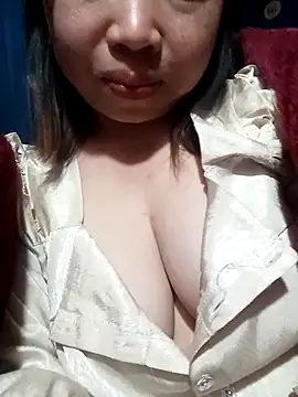 Snapshot of julybe chatting on 01/14/26, 04:12 julybe online show from 01/14/26, 04:12