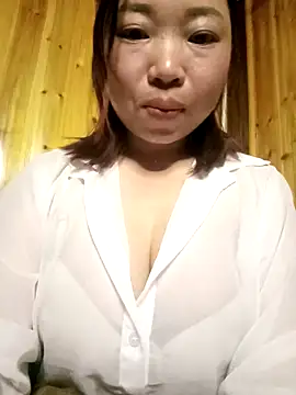 Snapshot of julybe chatting on 02/15/26, 03:31 julybe online show from 02/15/26, 03:31