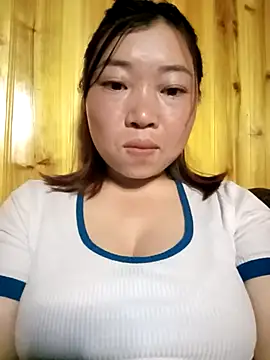 Snapshot of julybe chatting on 02/18/26, 10:44 julybe online show from 02/18/26, 10:44