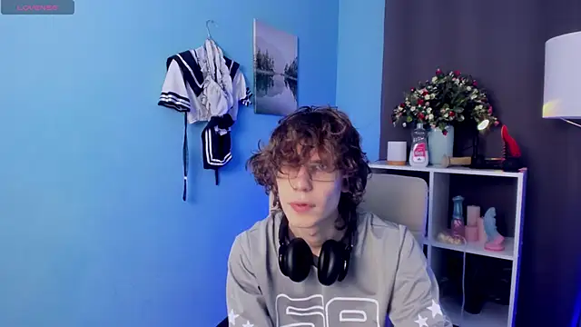 Snapshot of LeoBensyten chatting on 11/19/25, 05:13 LeoBensyten online show from 11/19/25, 05:13