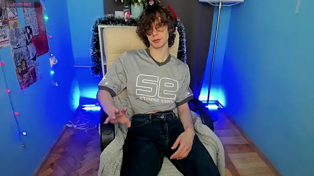 Snapshot of LeoBensyten chatting on 11/28/25, 02:09 LeoBensyten online show from 11/28/25, 02:09