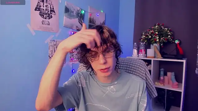 Snapshot of LeoBensyten chatting on 12/17/25, 04:24 LeoBensyten online show from 12/17/25, 04:24