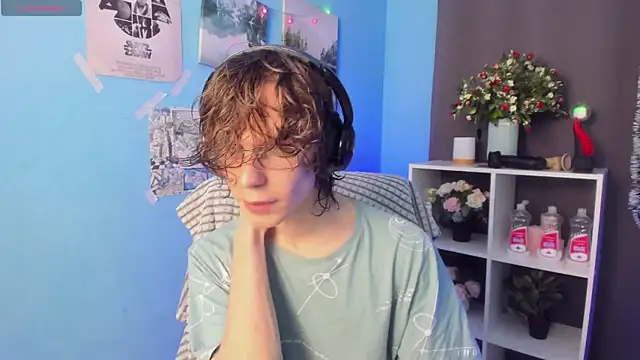 Snapshot of LeoBensyten chatting on 12/18/25, 02:23 LeoBensyten online show from 12/18/25, 02:23