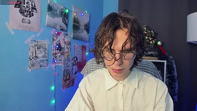 Snapshot of LeoBensyten chatting on 12/20/25, 02:35 LeoBensyten online show from 12/20/25, 02:35