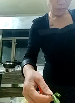 Snapshot of aniani11 chatting on 11/17/25, 08:53 aniani11 online show from 11/17/25, 08:53