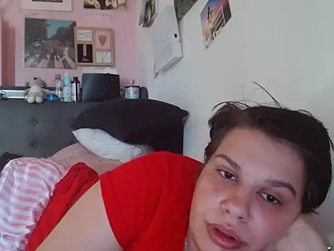 Snapshot of Carolineisback chatting on 05/24/26, 04:56 Carolineisback online show from 05/24/26, 04:56