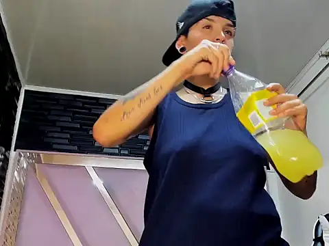 Snapshot of SubGirlRs chatting on 10/30/25, 05:20 SubGirlRs online show from 10/30/25, 05:20