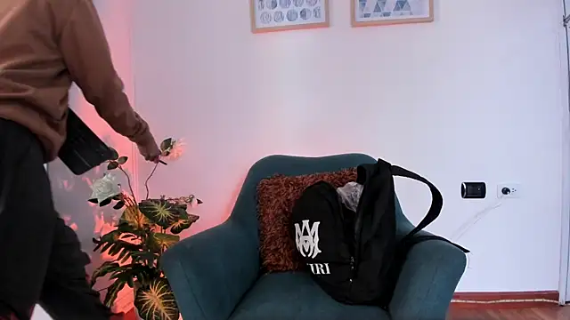 Snapshot of LahanaKimish chatting on 11/04/25, 12:37 LahanaKimish online show from 11/04/25, 12:37