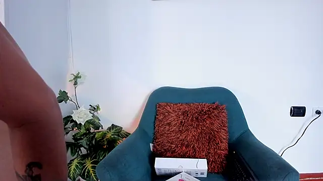 Snapshot of LahanaKimish chatting on 11/13/25, 12:37 LahanaKimish online show from 11/13/25, 12:37