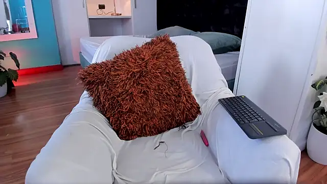 Snapshot of LahanaKimish chatting on 11/18/25, 02:43 LahanaKimish online show from 11/18/25, 02:43