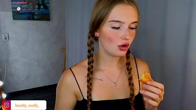 Snapshot of Lovelly_molly1 chatting on 11/06/25, 02:51 Lovelly molly1 online show from 11/06/25, 02:51