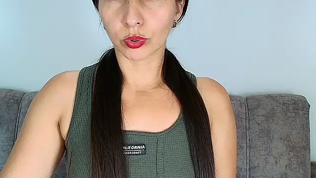 alana pink95 online show from 11/13/25, 07:02