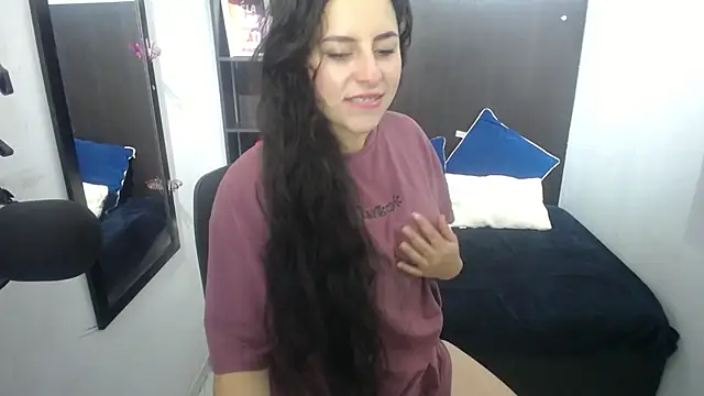 Snapshot of adara_sky chatting on 10/31/25, 07:15 adara sky online show from 10/31/25, 07:15