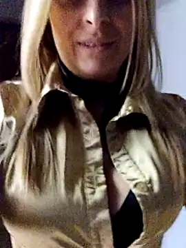 Snapshot of fragoli chatting on 10/30/25, 03:24 fragoli online show from 10/30/25, 03:24